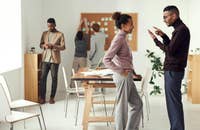 Trabajadores platicando entre ellos.