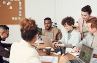 Empleados trabajando juntos en una oficina.