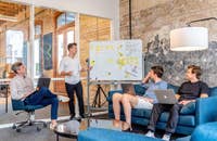 Un director regional de marketing discute sus objetivos con el equipo de ventas.