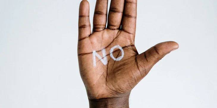 Una mano con la palabra "No" escrita en su palma.