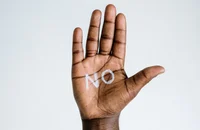 Una mano con la palabra "No" escrita en su palma.