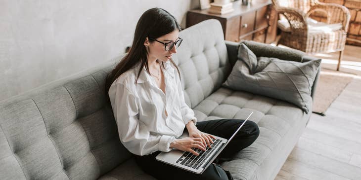 Eine Person, die auf einem Laptop nach Arbeitsplattformen für Remote-Jobs sucht.