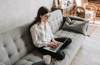 Eine Person, die auf einem Laptop nach Arbeitsplattformen für Remote-Jobs sucht.