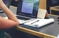 Una donna che scrive una lettera di dimissioni.