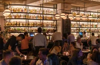 L'interno di un ristorante affollato.