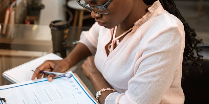 una mujer perfecciona su CV gracias a útiles consejos