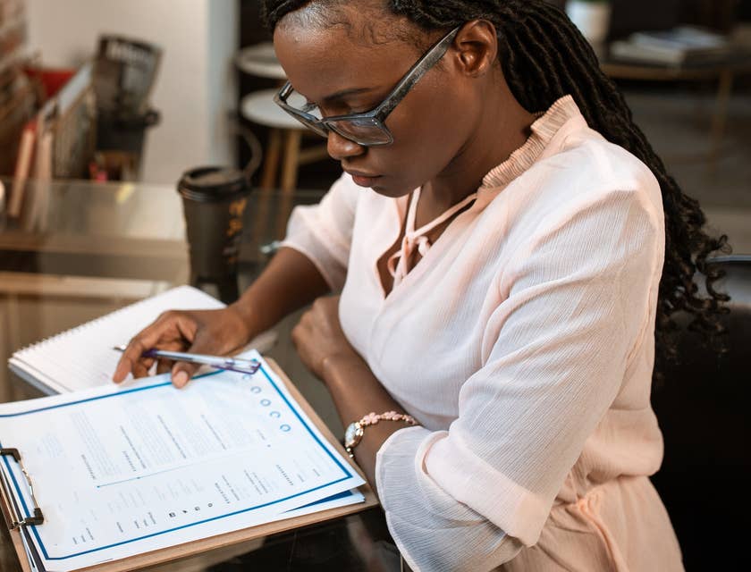 woman perfecting her resume thanks to helpful tips