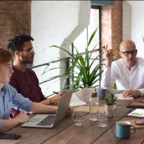 Reúnete con el equipo directivo de tu empresa.