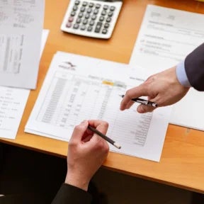 Revisa bases de datos estatales y nacionales.