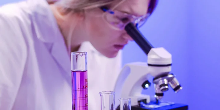 A woman in a laboratory.