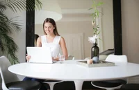 Une femme travaillant à distance.