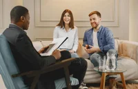 Un asistente de investigación en ciencias sociales entrevistando a los participantes de la investigación.