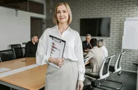 Eine Angestellte steht in einem Konferenzraum.