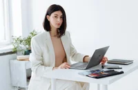 Una donna in un ufficio bianco.