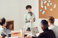 Una persona che forma i nuovi dipendenti di un'azienda.