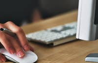 Une personne écrivant une lettre de démission avec préavis sur un ordinateur.