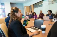 Empleadas mejorando sus habilidades al completar dos cursos en línea.