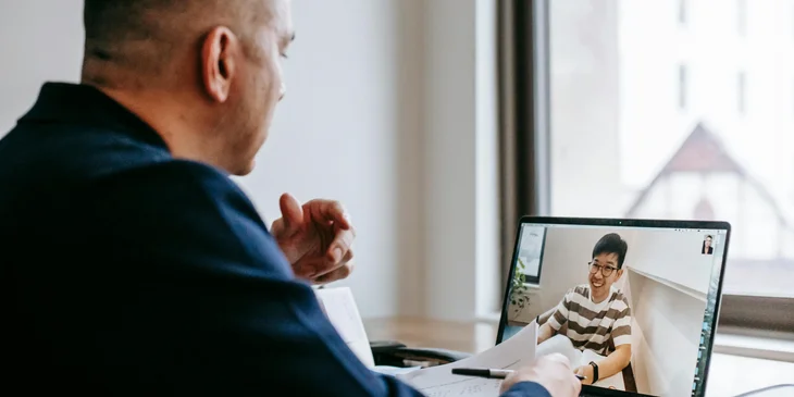 A virtual recruiter talking to an applicant online.