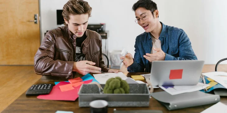 Two fintech professionals discussing a project.