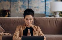 Mulher trabalhando em um lazy girl job.