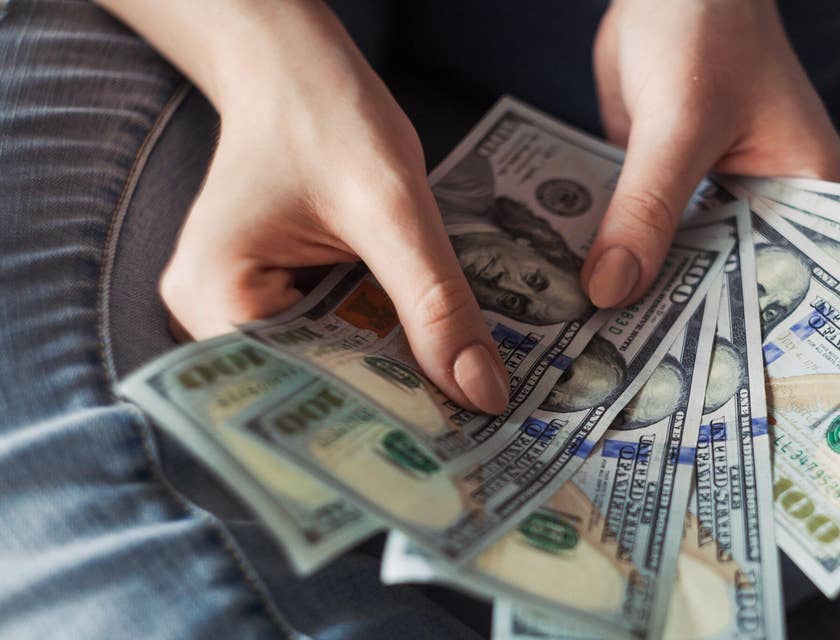Un par de manos sosteniendo un pago por mérito.