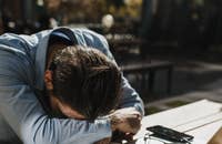 Un salarié démissionnant silencieusement au travail.