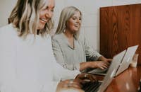 Dois funcionários se qualificando através da conclusão de cursos online.