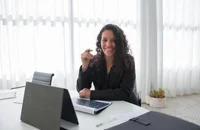 Una donna che lavora al pc.