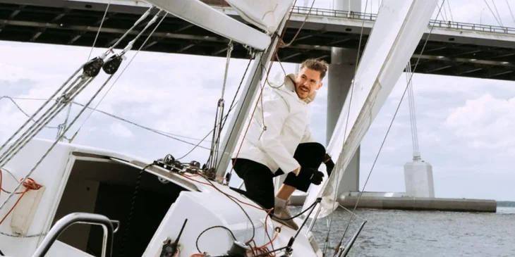 Professionista marittimo che lavora su una barca a vela.