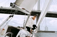 Professionista marittimo che lavora su una barca a vela.