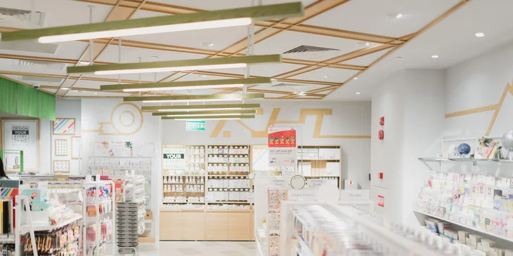 El interior de una gran farmacia.