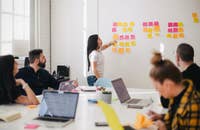 Una administradora de empresas en una junta con su equipo.