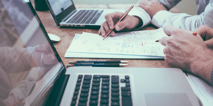 The clinical trial manager collaborates with project manager to set targets.