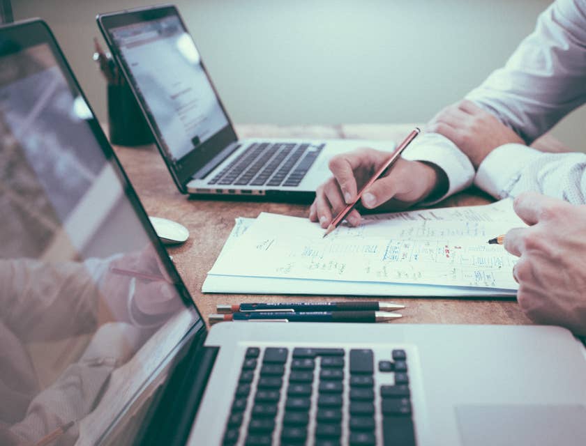The clinical trial manager collaborates with project manager to set targets.