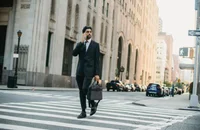 Una persona yéndose de la empresa de la cual acaba de renunciar.