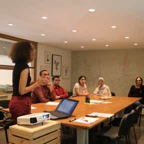 Comunica claramente el desempeño de los empleados.