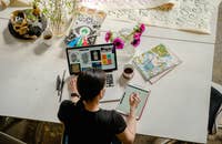 Un designer che lavora a un progetto creativo.