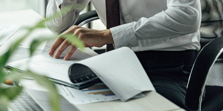 Credit Controller negotiating payment plans to the client.