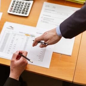 Decida quais questões exigem ação disciplinar.