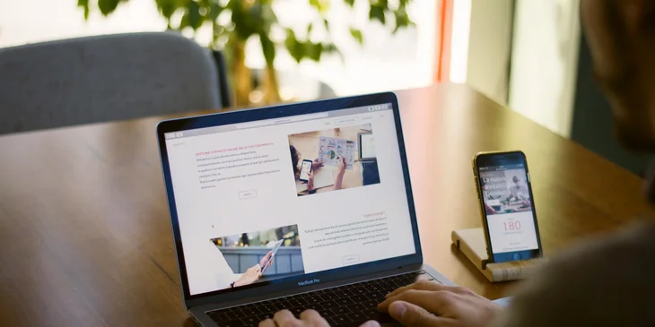 A digital marketing assistant conducting a market research.