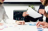 Una manager de marketing digital intercambia ideas con sus colegas para una nueva campaña.