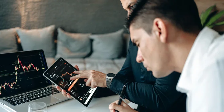 An equity research associate discussing the results of a graph report.