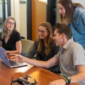 Estén de acuerdo con un plan de compensación.