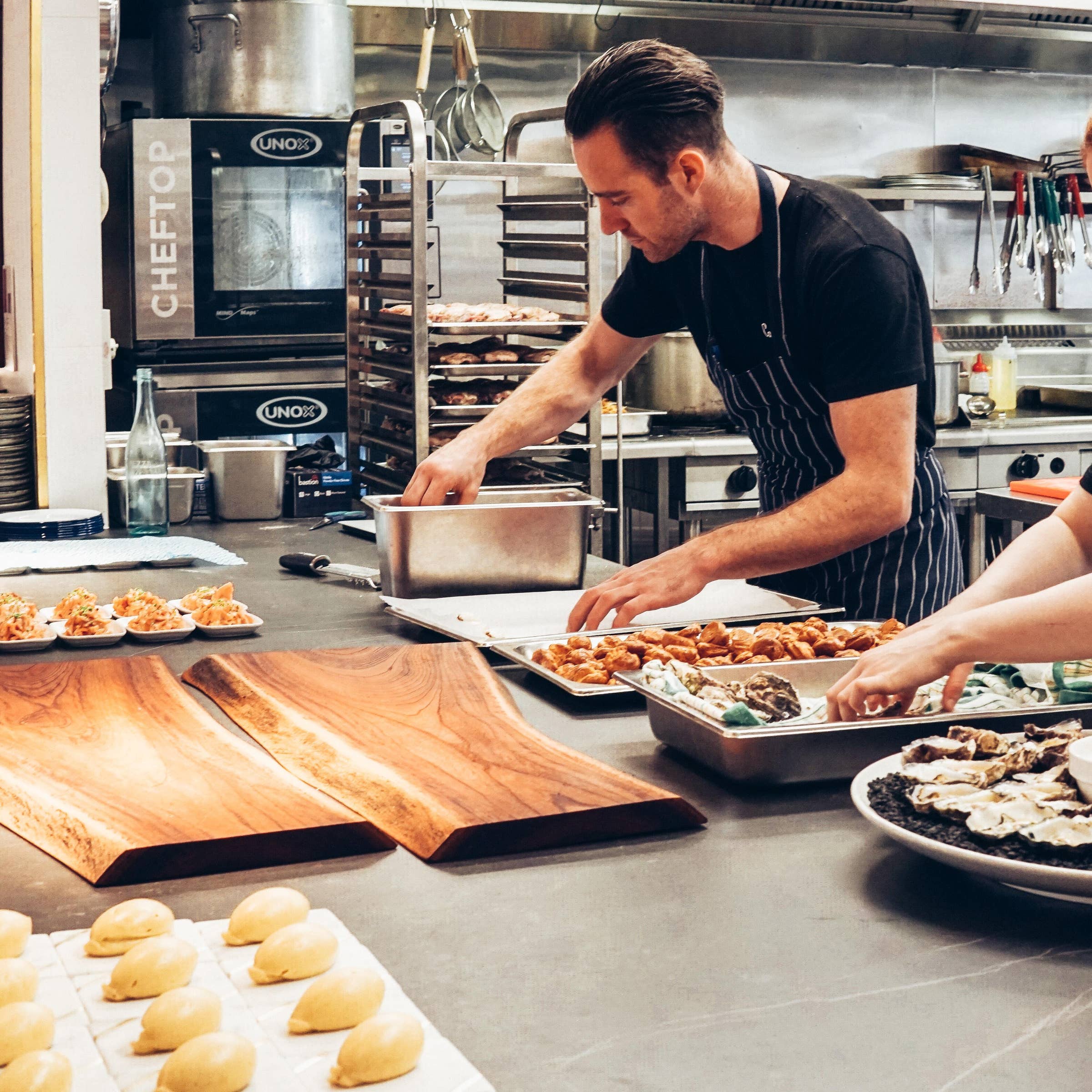 what must food handlers do when handling ready to eat food