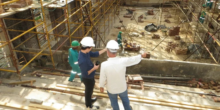 A foreman checking if safety protocol was followed.
