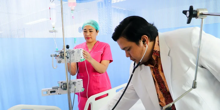 An ICU nurse working with a doctor.
