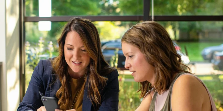A salesperson talking to a client in a cafe.
