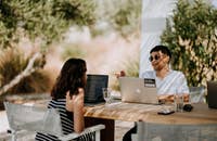 Trabajadores a distancia que trabajan desde casa.