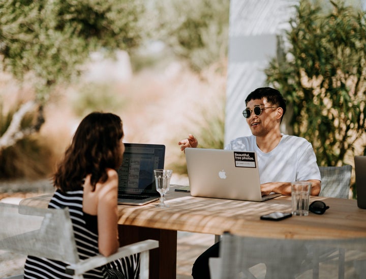 Cómo contratar a empleados a distancia