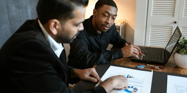 An HR generalist assisting an employee in training.